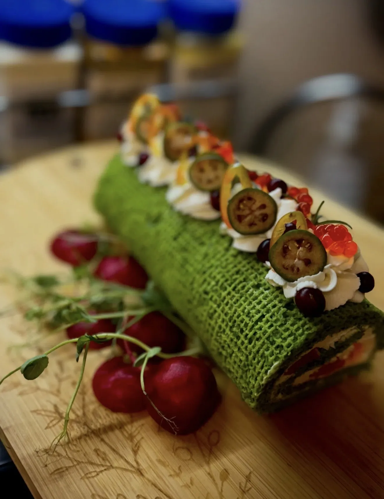 Шпинатный рулет с форелью